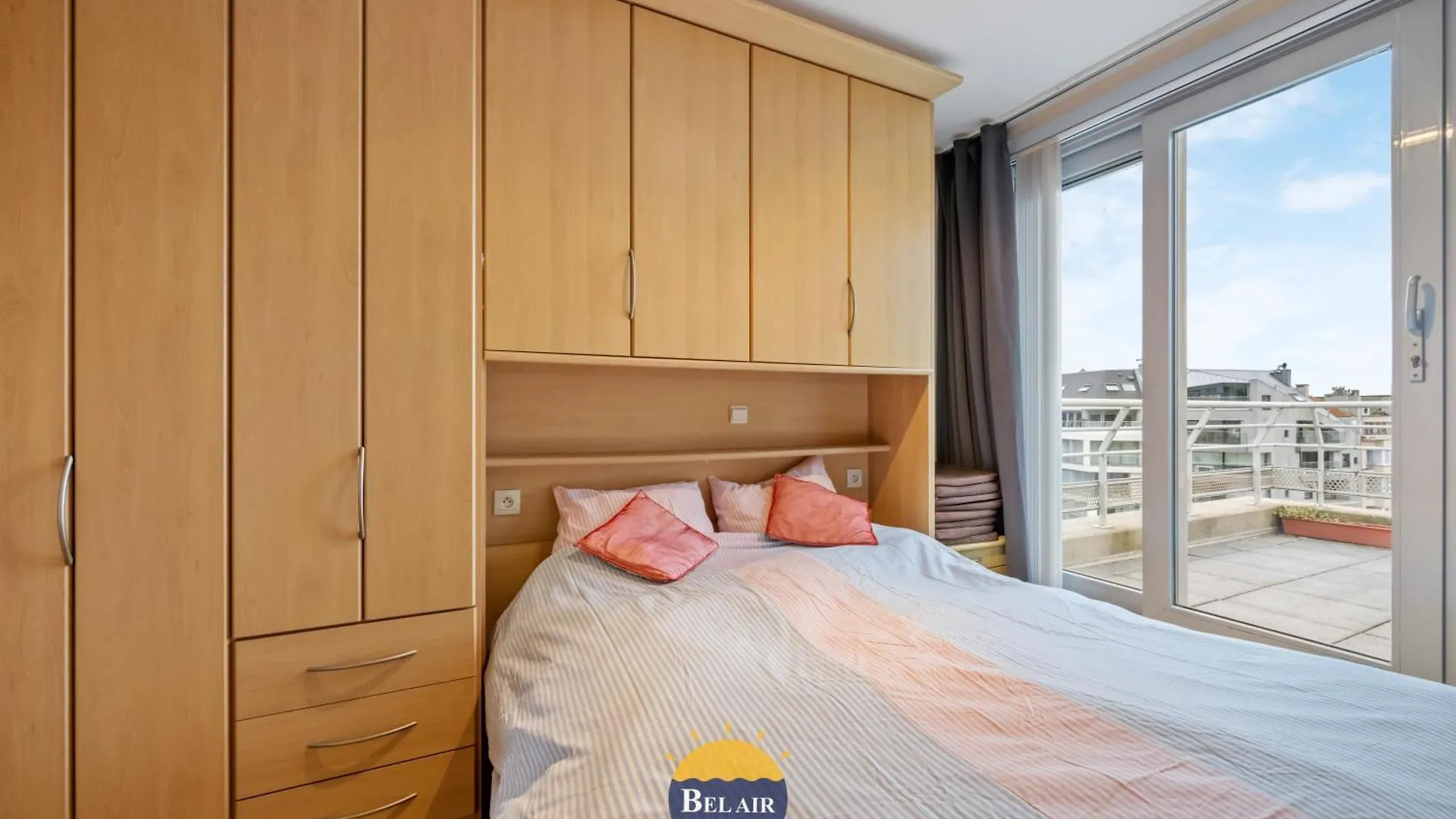 Zeezicht XIII - Cozy 2-Bedroom Apartment On The Belgian Coast With Spacious Sun Terrace And Pool T86 Ostend